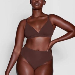 SKIMS FITS EVERYBODY CROSSOVER BRALETTE Size M, Cocoa color. Like new.